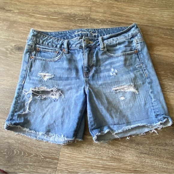 American Eagle Shorts Women’s Size 8 Distressed Cut Off Blue Light Wash Denim‎ - Picture 1 of 12
